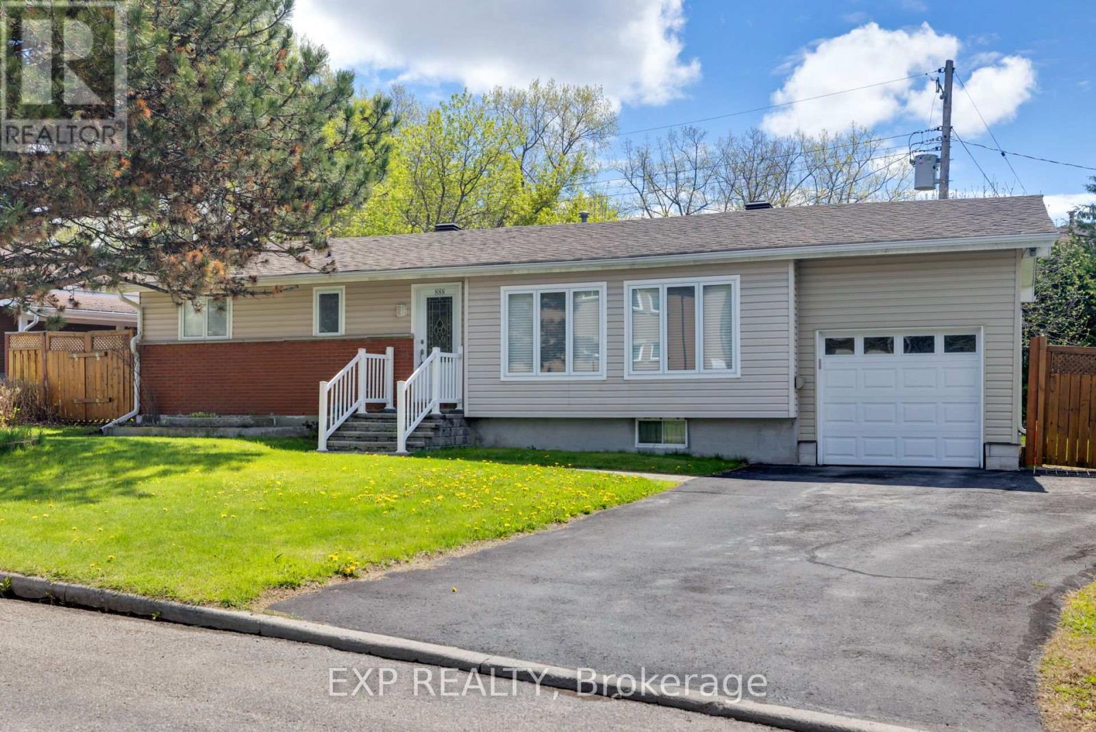 888 CHARLESWOOD AVENUE, Ottawa, Ontario