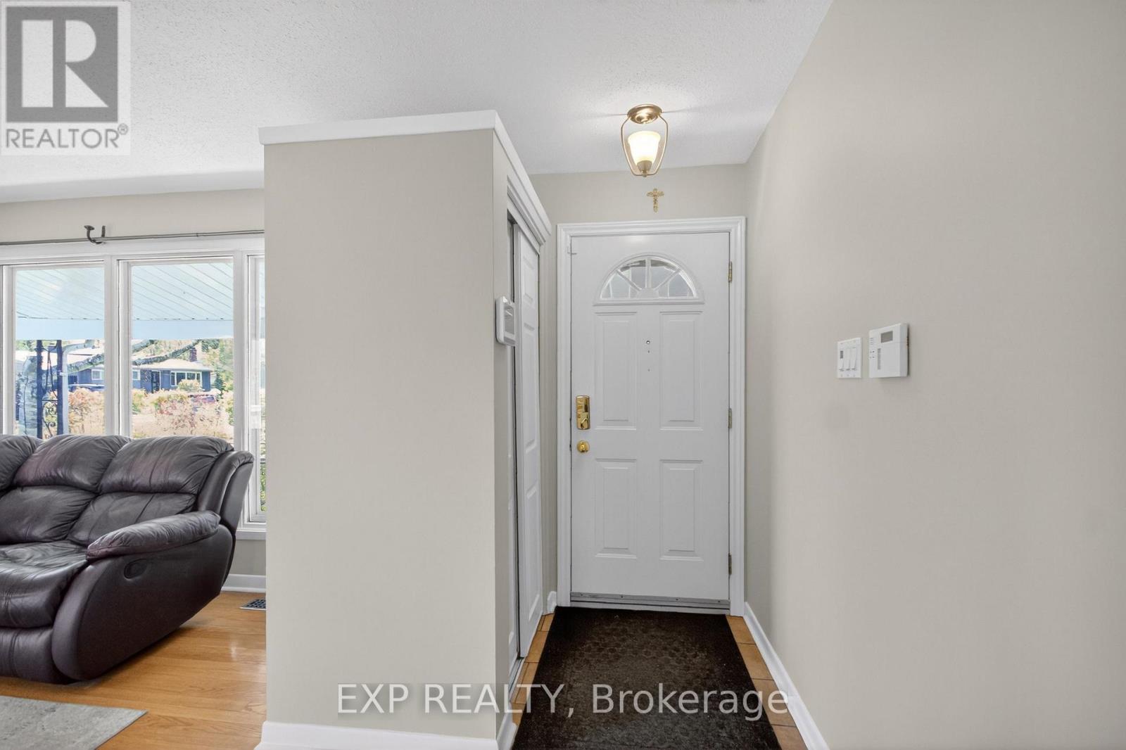 31 Barlyn Avenue, Ottawa, Ontario  K2E 5E2 - Photo 3 - X13168390