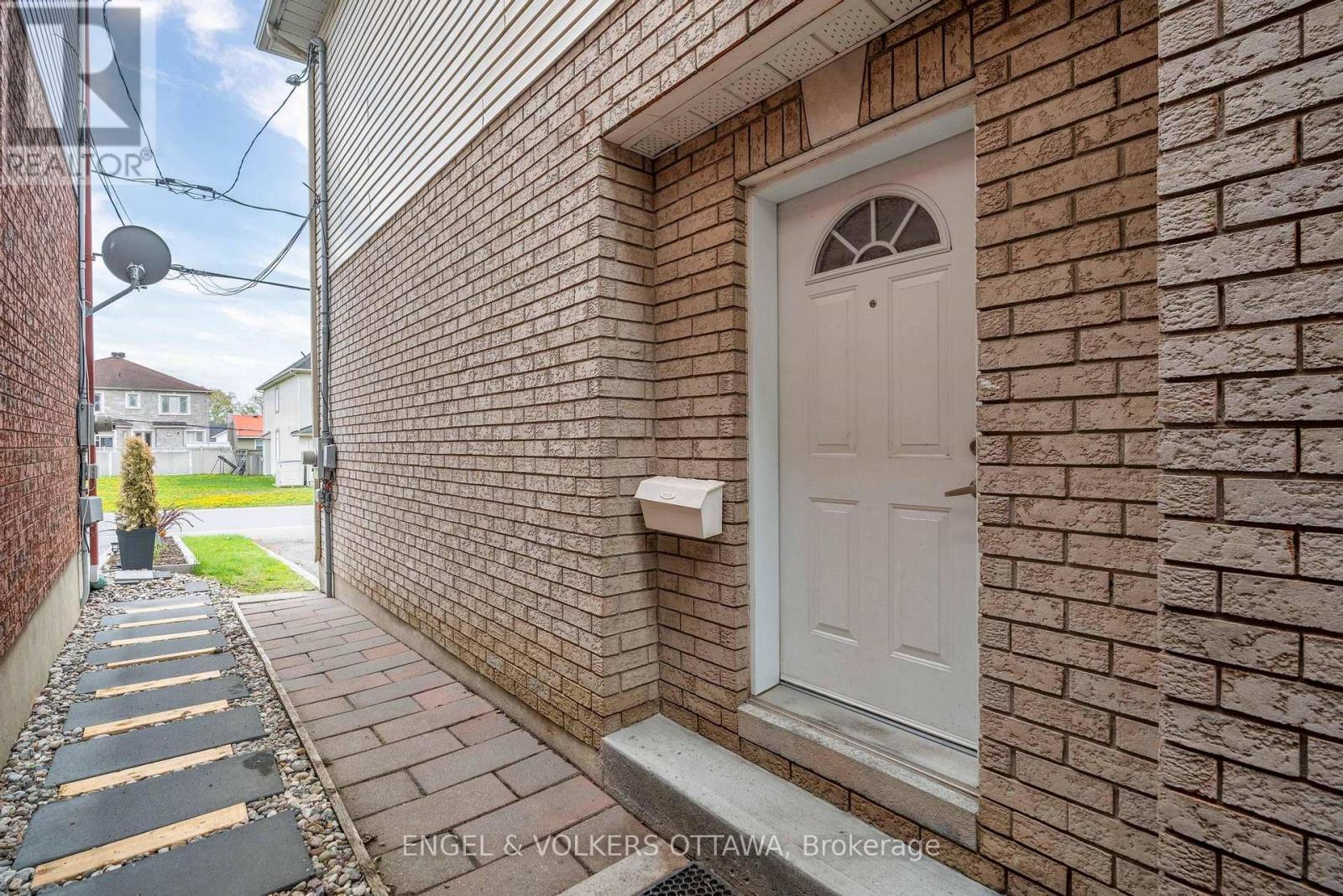 B - 1649 Rosebella Avenue, Ottawa, Ontario  K1T 1E9 - Photo 2 - X13183224