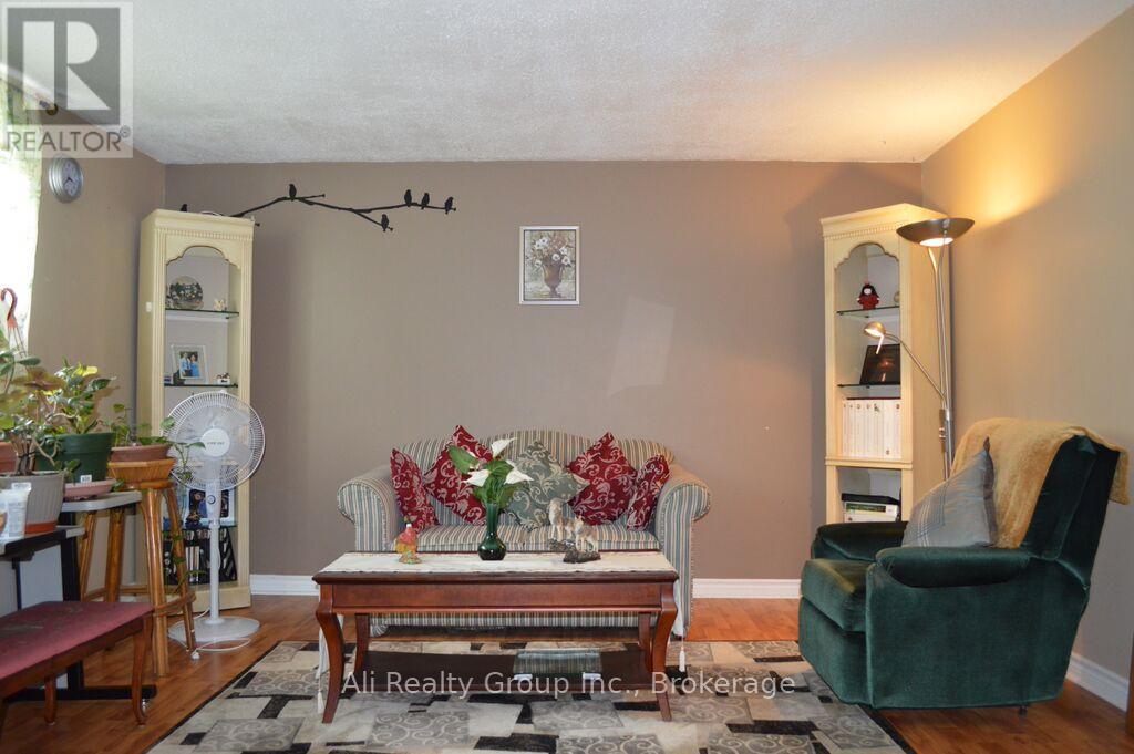 1549 Maxime Street, Ottawa, Ontario  K1B 3K9 - Photo 4 - X13206444