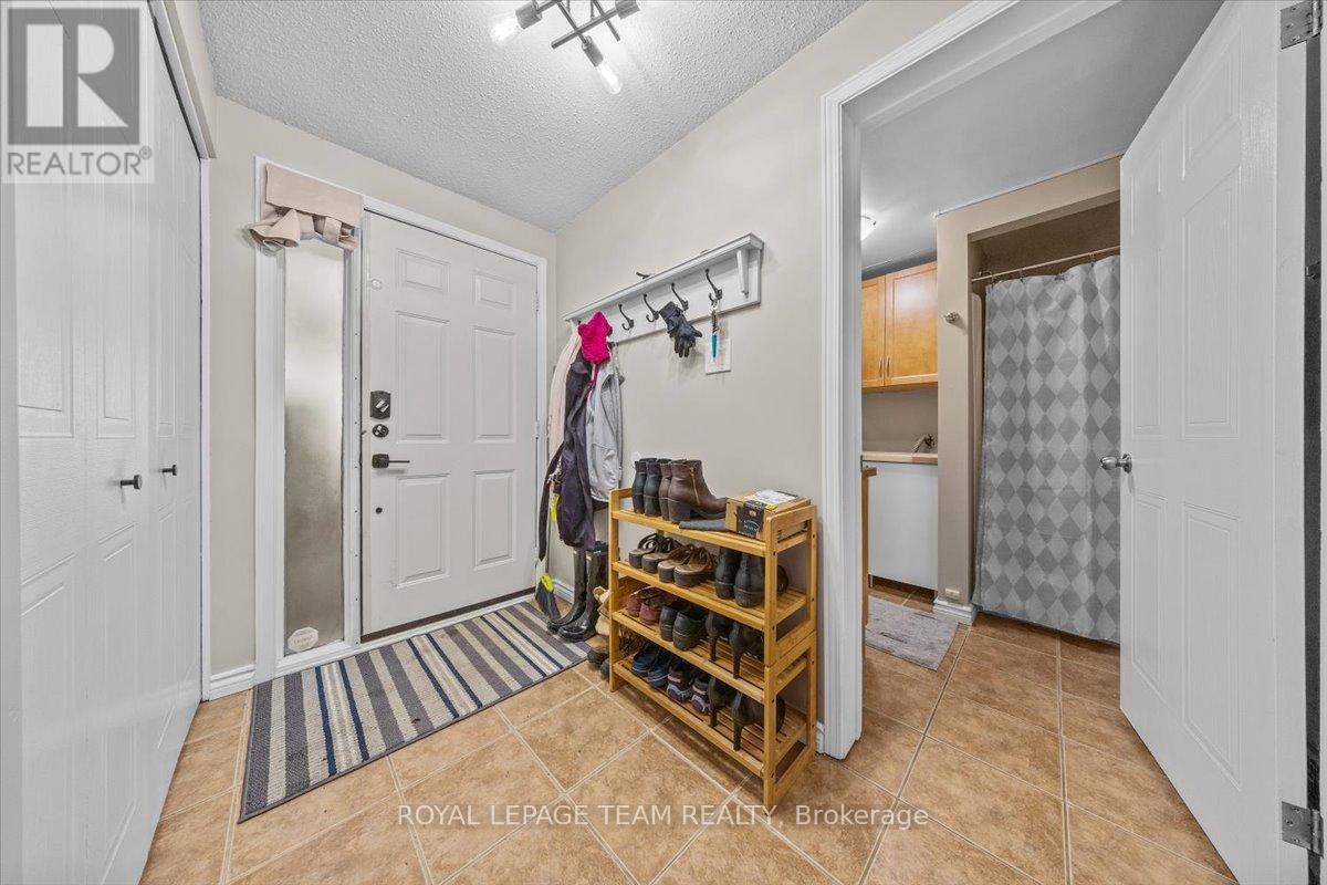 1137 Chimney Hill Way, Ottawa, Ontario  K1J 8Z7 - Photo 3 - X13210904