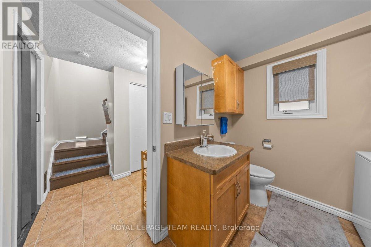 1137 Chimney Hill Way, Ottawa, Ontario  K1J 8Z7 - Photo 5 - X13210904