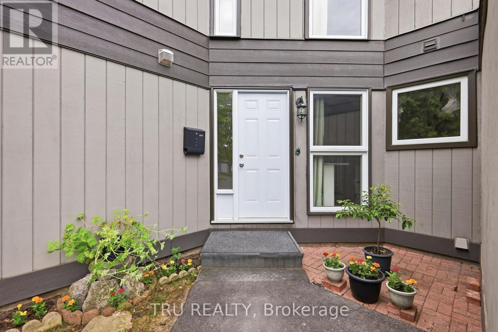 37 - 24 Compata Way, Ottawa, Ontario  K1B 4W9 - Photo 2 - X13228104