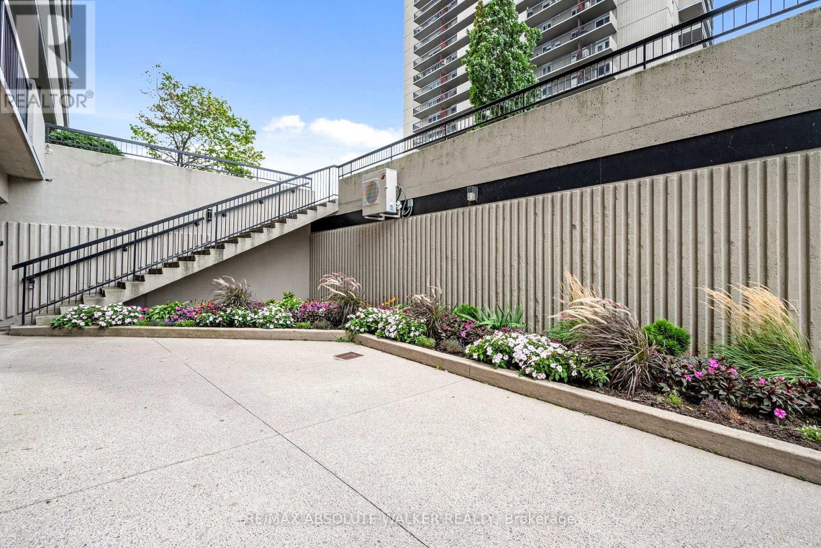 1604 - 158c Mcarthur Avenue, Ottawa, Ontario  K1L 8E7 - Photo 2 - X13233158