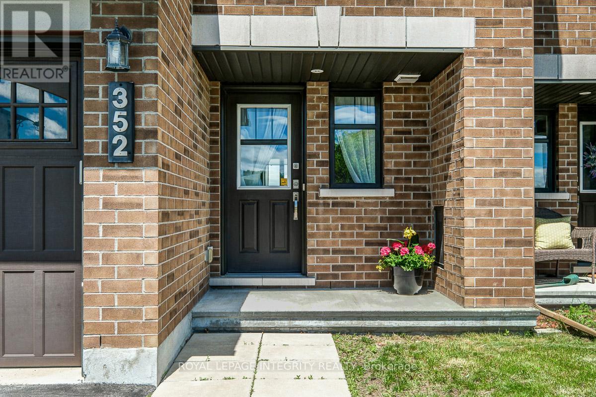 352 Axis Way, Ottawa, Ontario  K1W 0J9 - Photo 2 - X13233466