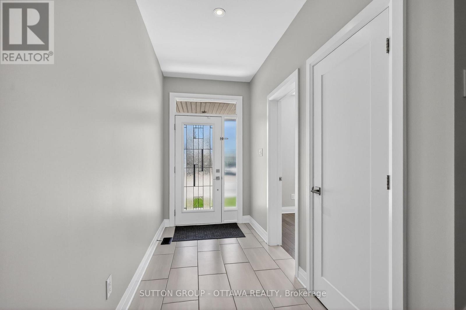 824 Contour Street, Ottawa, Ontario  K1W 1G2 - Photo 2 - X13234392