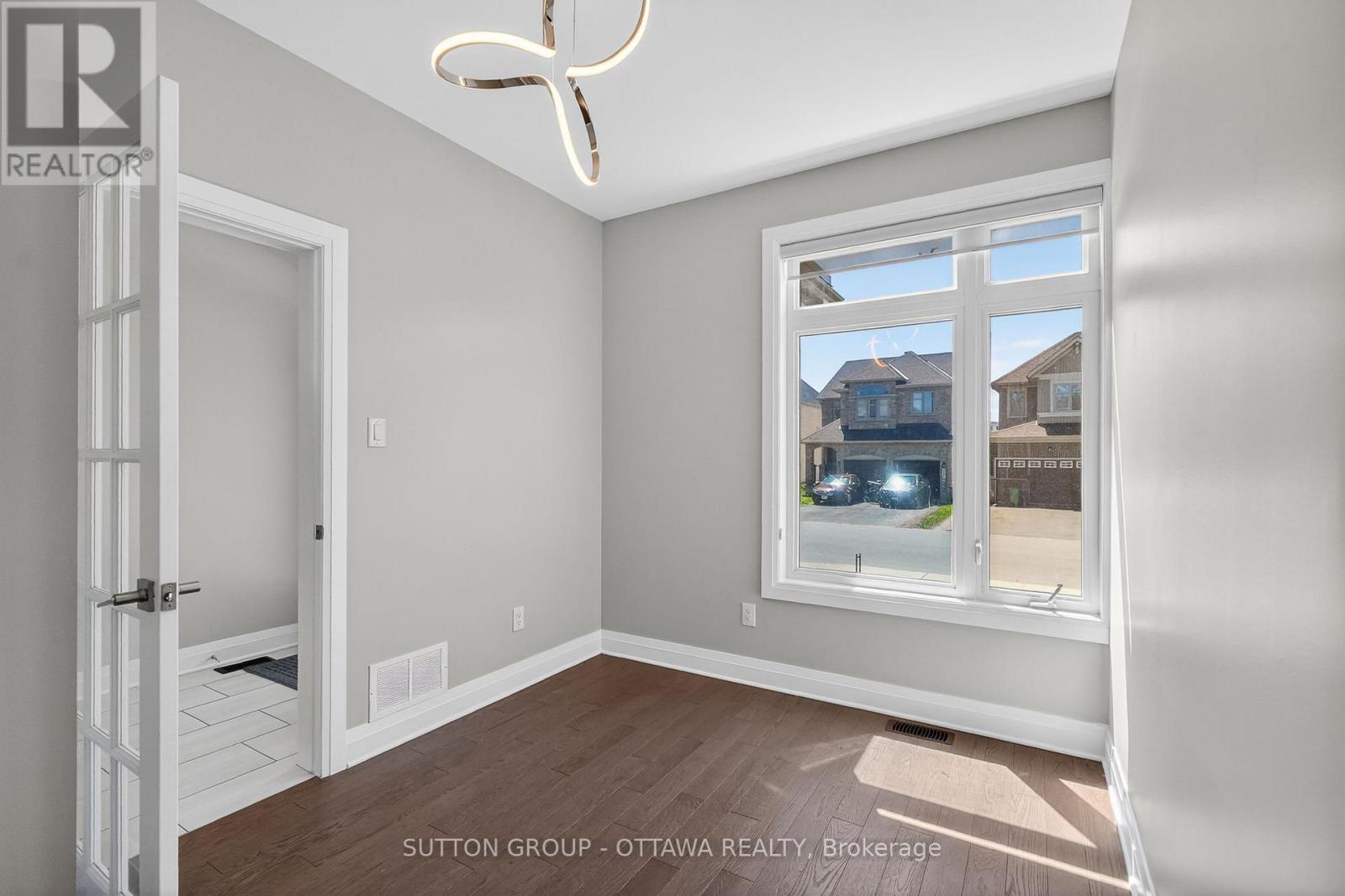 824 Contour Street, Ottawa, Ontario  K1W 1G2 - Photo 3 - X13234392