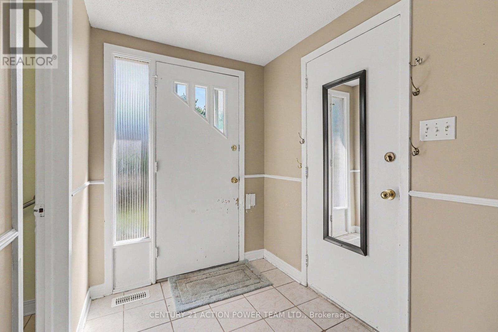 303 Hoylake Crescent, Ottawa, Ontario  K1E 1M1 - Photo 3 - X13235142