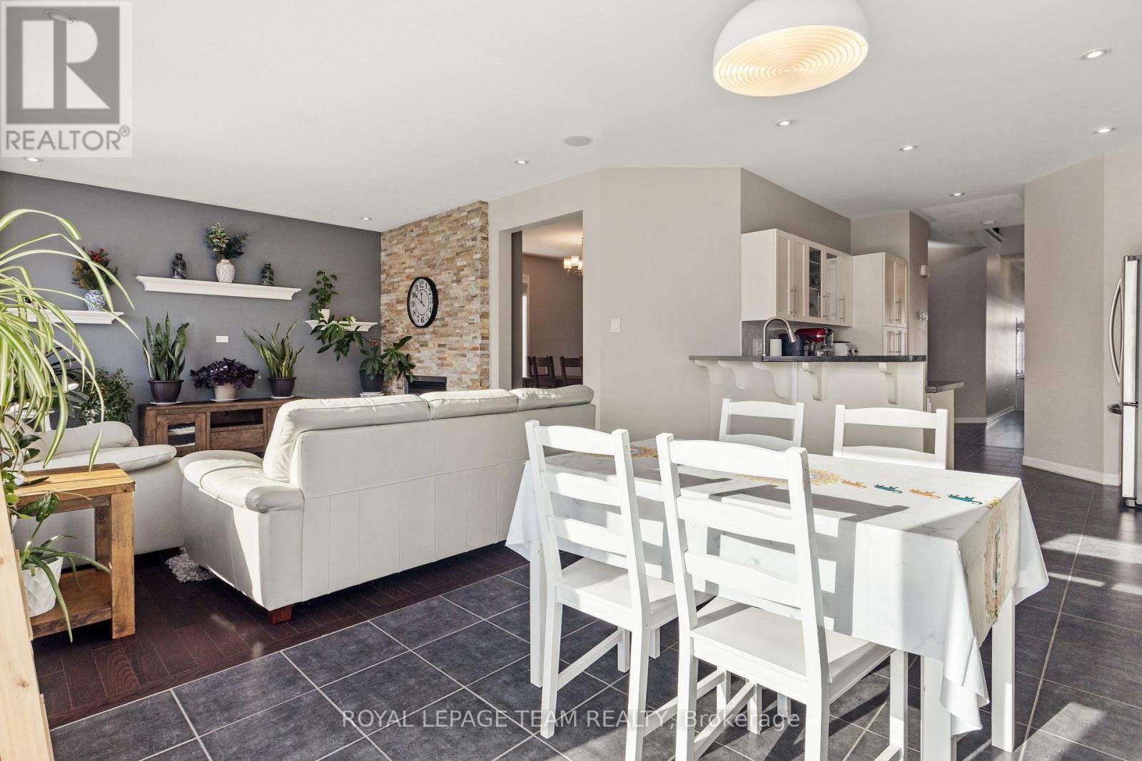 212 Huntsville Drive, Ottawa, Ontario  K2T 0C6 - Photo 12 - X13236466