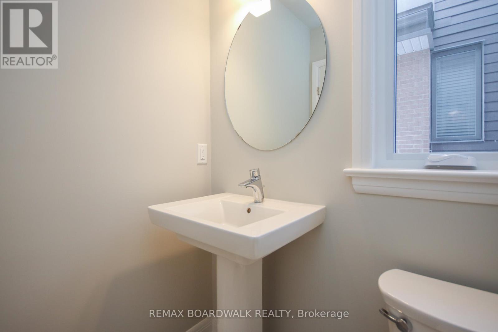 74 Michael Stoqua Street, Ottawa, Ontario  K1K 5A2 - Photo 5 - X13237826