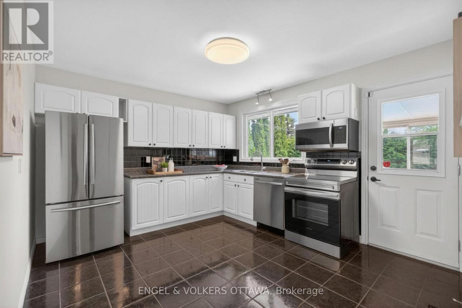 1862 Sharel Drive, Ottawa, Ontario  K1H 6W4 - Photo 7 - X13246818