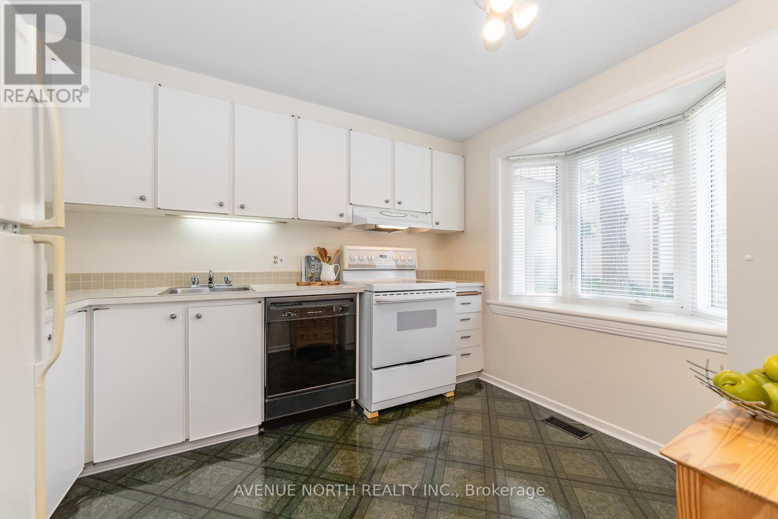 1897 Stonehenge Crescent, Ottawa, Ontario  K1B 4N7 - Photo 5 - X13248366