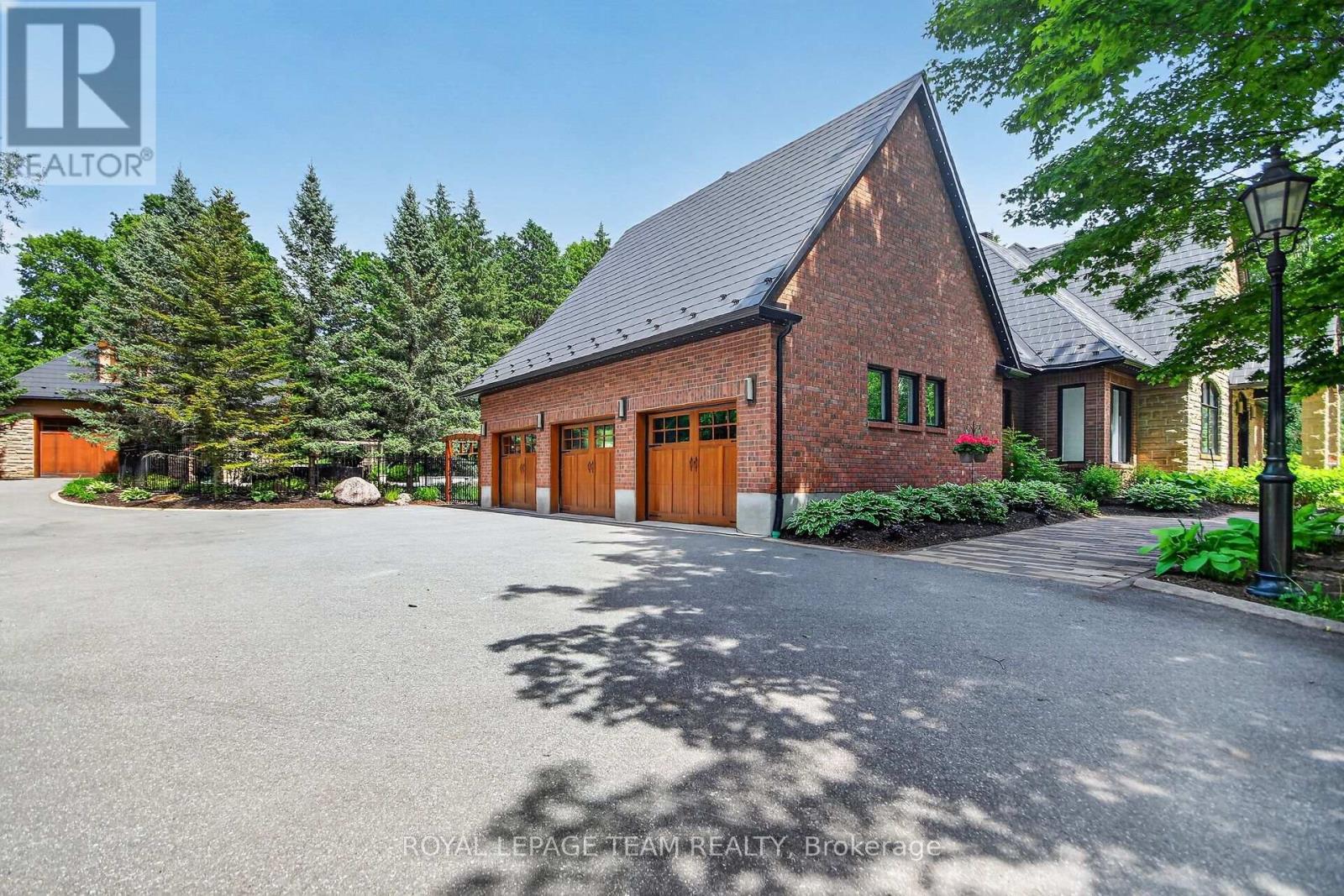 5849 Queenscourt Crescent SW, Ottawa, Ontario  K4M 1K3 - Photo 2 - X13248382