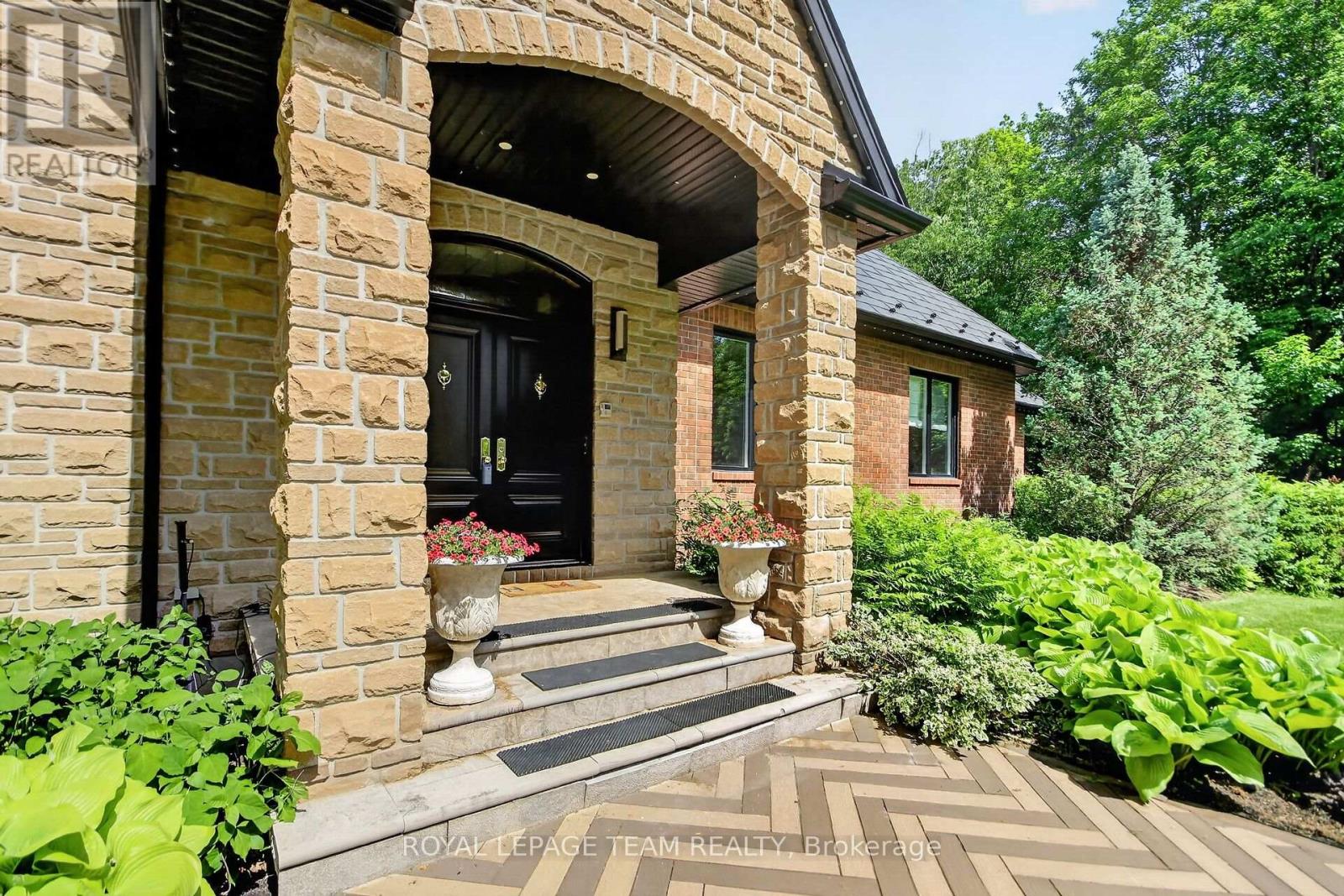 5849 Queenscourt Crescent SW, Ottawa, Ontario  K4M 1K3 - Photo 4 - X13248382