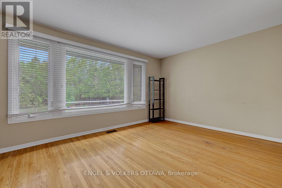 B - 765 Springland Drive, Ottawa, Ontario  K1V 6L9 - Photo 2 - X13248538