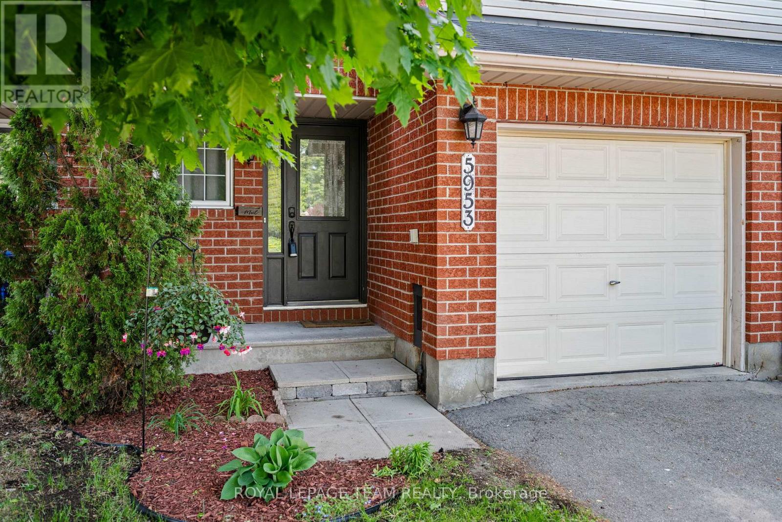 5953 Pineglade Crescent, Ottawa, Ontario  K1W 1G9 - Photo 2 - X13282270