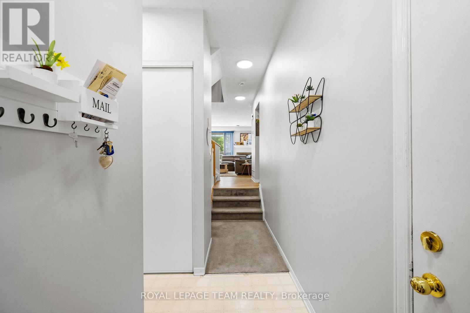 5953 Pineglade Crescent, Ottawa, Ontario  K1W 1G9 - Photo 4 - X13282270