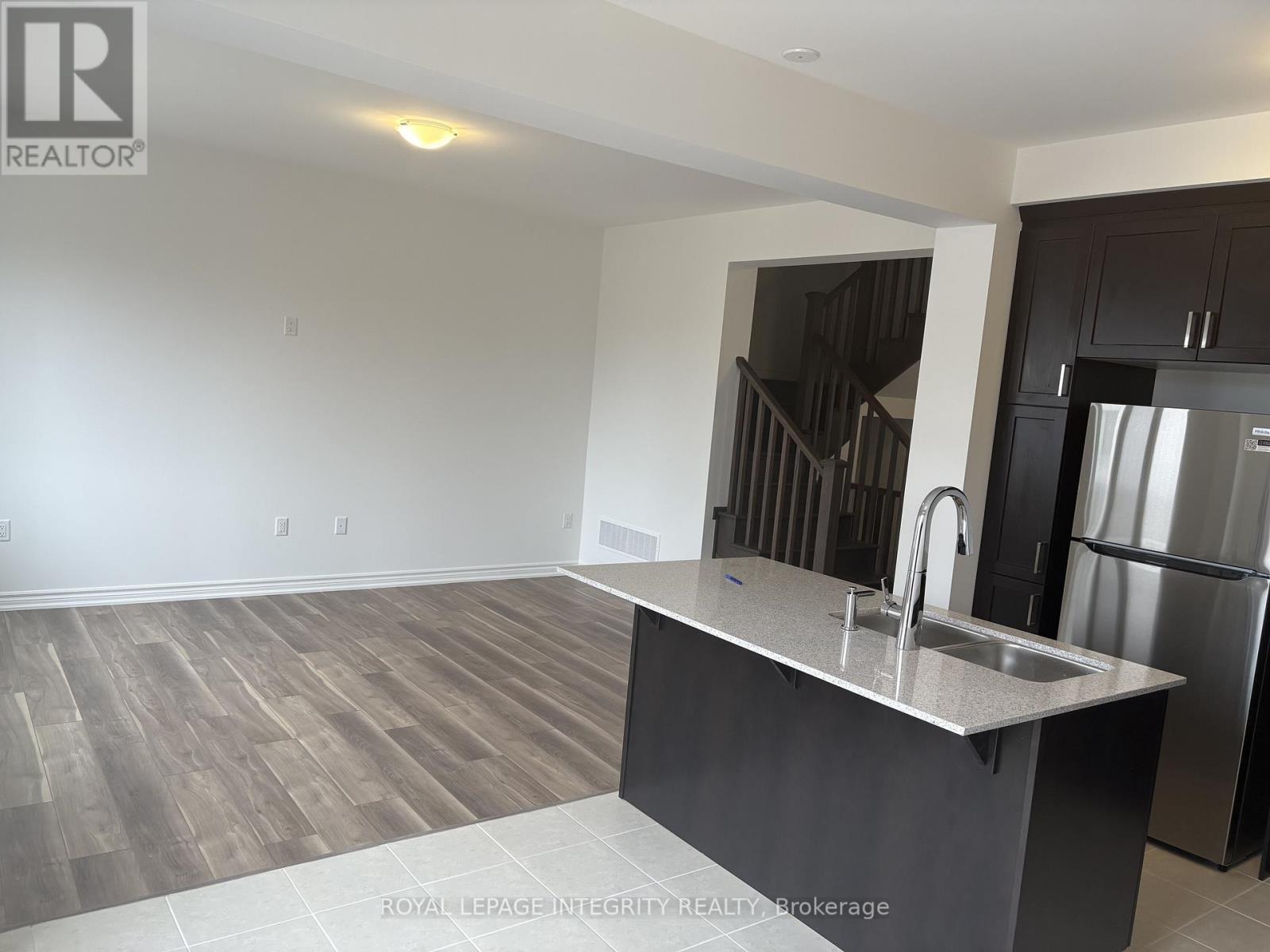 228 Greer Street, Barrie, Ontario  L9J 0B7 - Photo 5 - S13305376