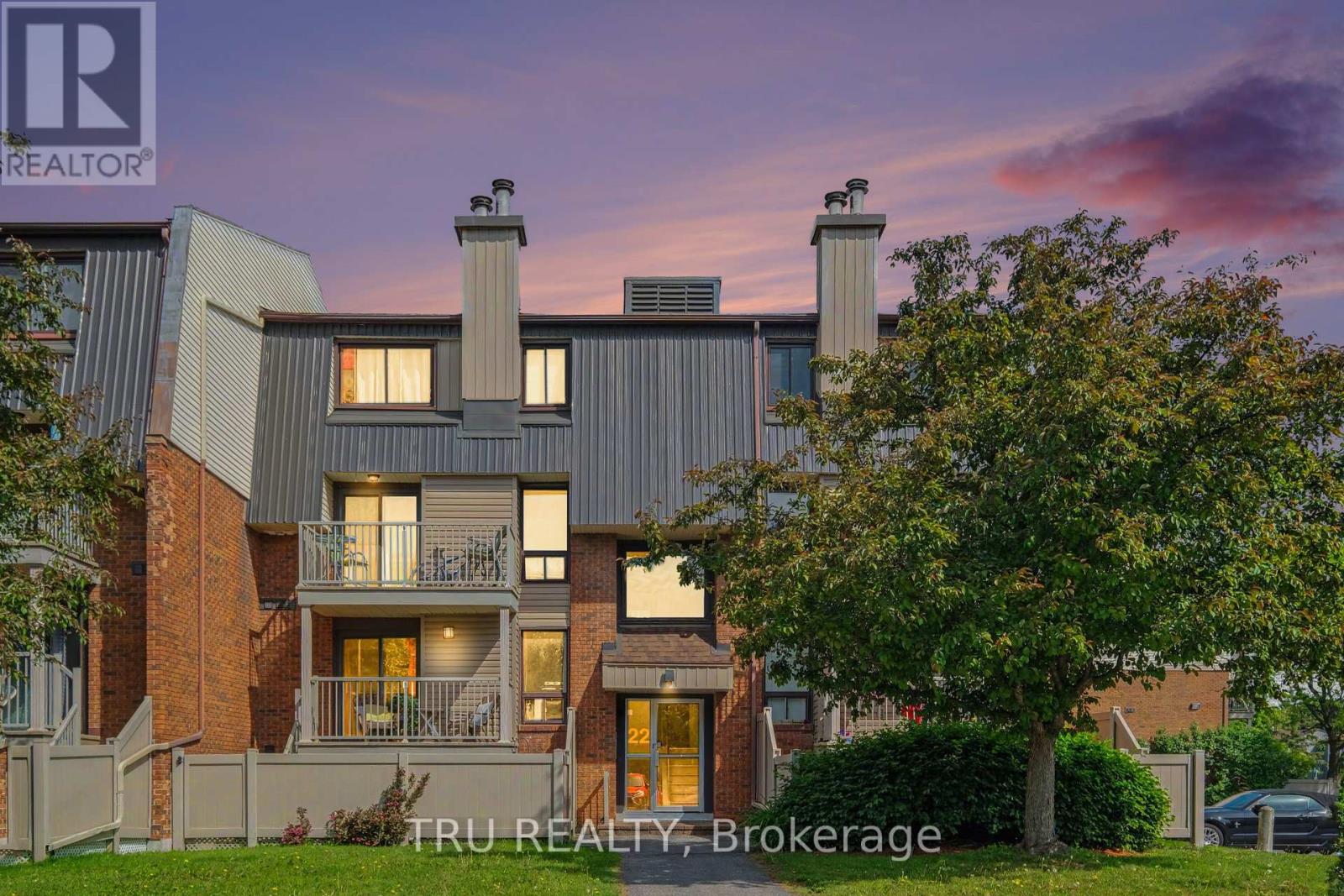 8 - 22 SWEETBRIAR CIRCLE, Ottawa, Ontario