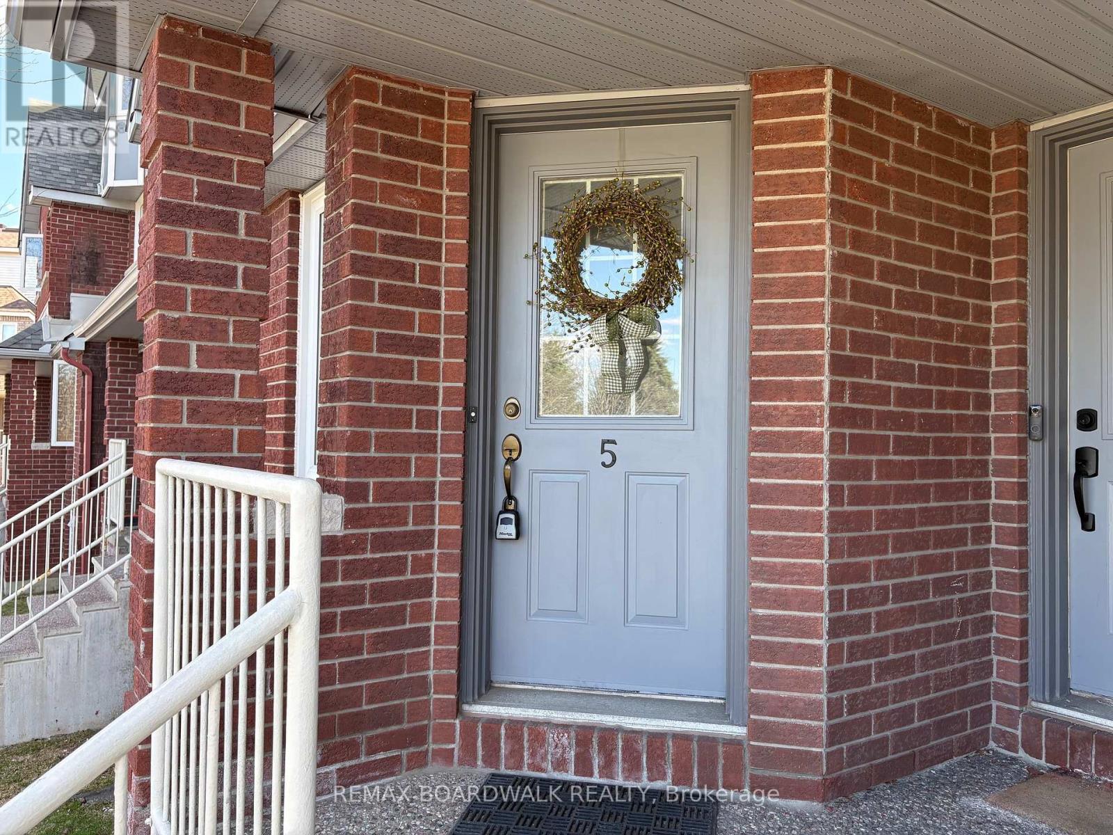 5 Briston Private, Ottawa, Ontario  K1G 5P6 - Photo 2 - X13410832