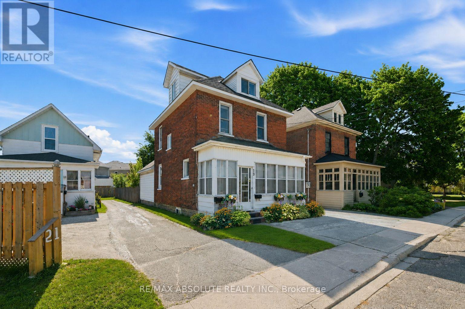 19 LEEDS STREET, Smiths Falls, Ontario