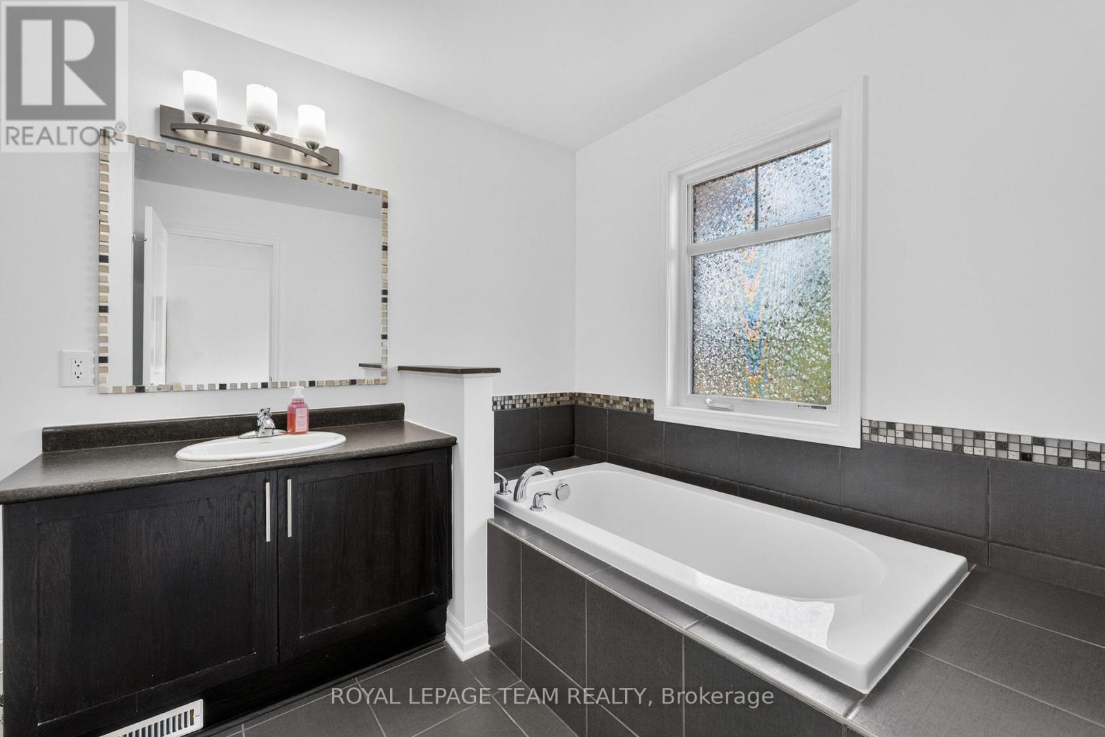 605 Sunburst Street, Ottawa, Ontario  K1T 0L1 - Photo 21 - X13411732