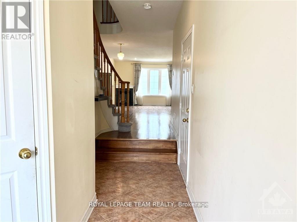 39 Bellrock Drive, Ottawa, Ontario  K2K 3J4 - Photo 3 - X13411794