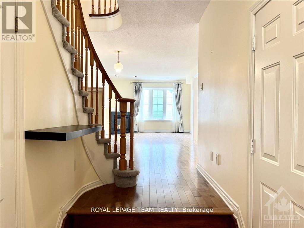 39 Bellrock Drive, Ottawa, Ontario  K2K 3J4 - Photo 5 - X13411794
