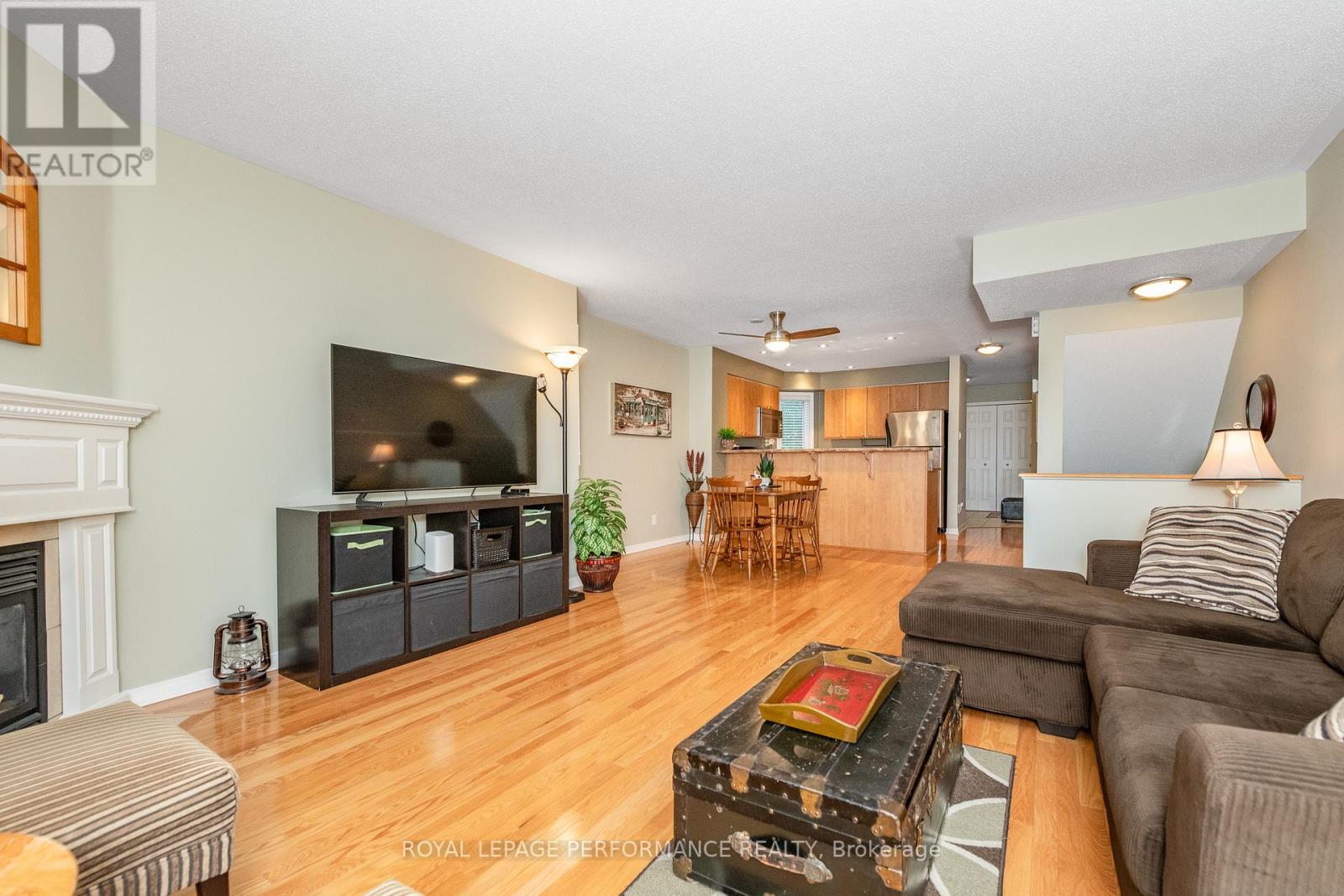 111 Steele Park Private, Ottawa, Ontario  K1J 0J2 - Photo 2 - X13414468