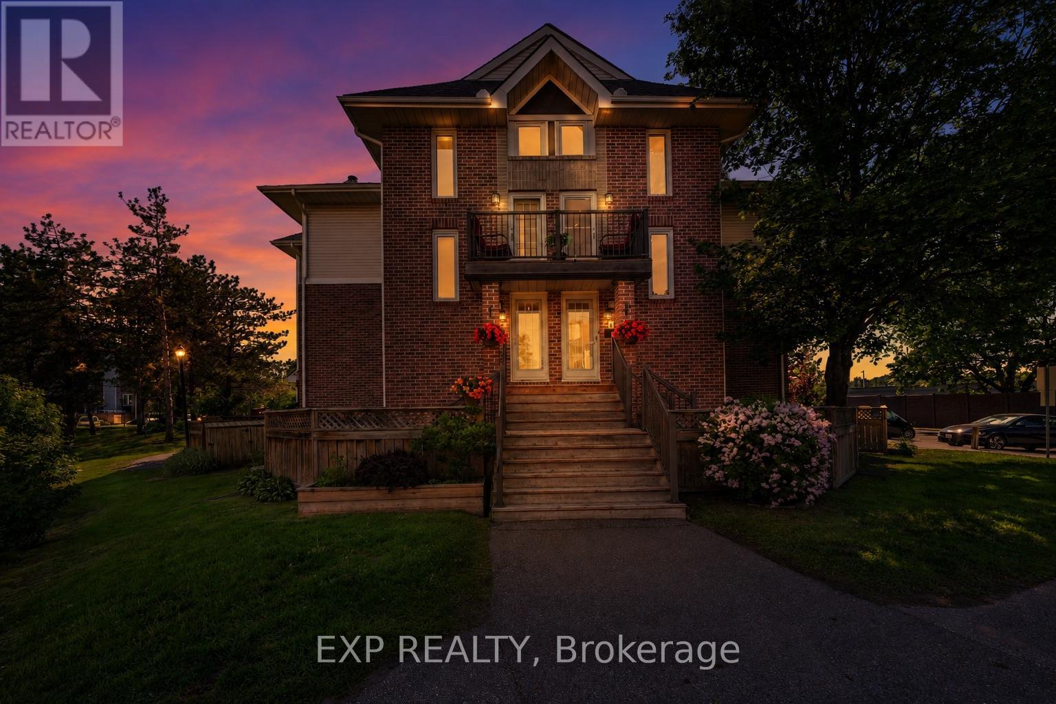 7 - 2 Stonebank Crescent, Ottawa, Ontario  K2H 9M1 - Photo 2 - X13253600
