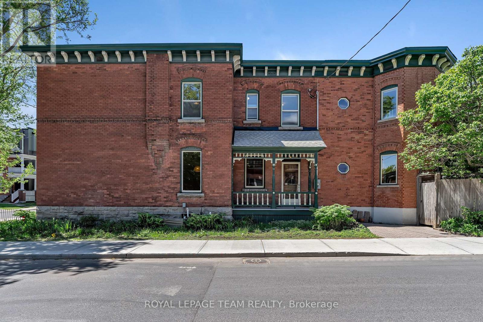 537 Gilmour Street, Ottawa, Ontario  K1R 5L5 - Photo 2 - X13418814
