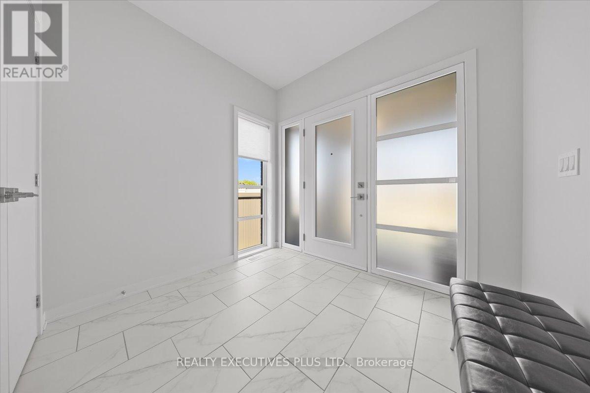 699 Honeydew Street, Ottawa, Ontario  K1X 0K5 - Photo 2 - X13419426