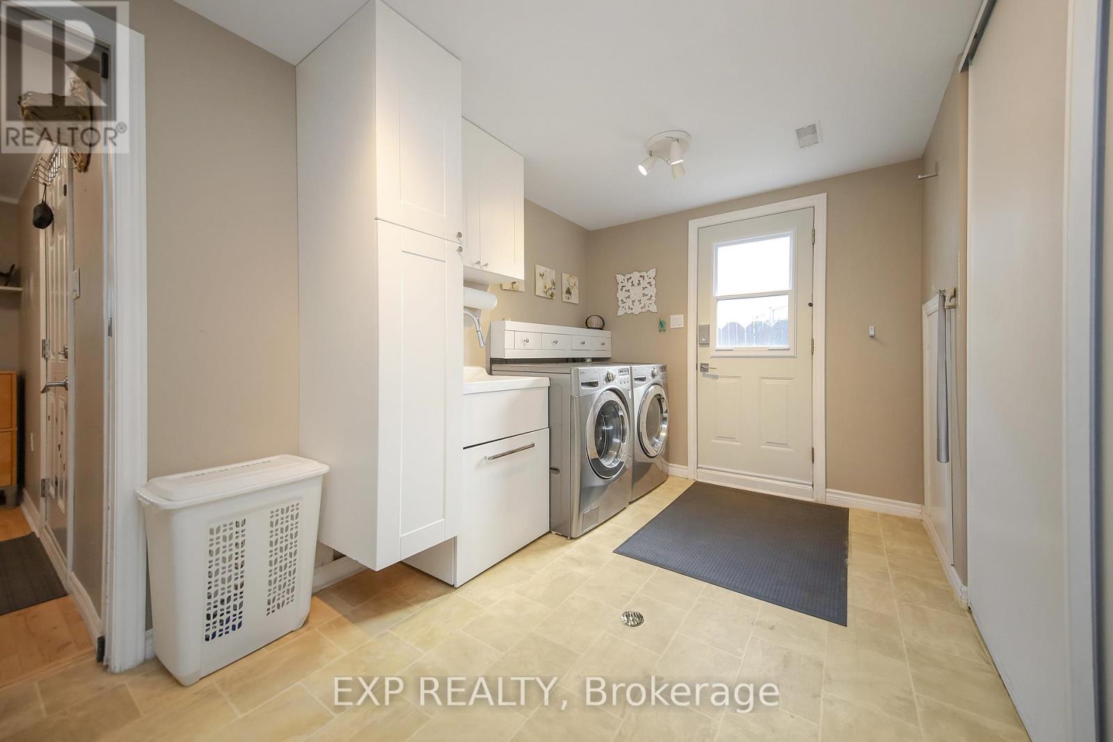 18 Winlock Crescent, Ottawa, Ontario  K2G 3X4 - Photo 2 - X13421976