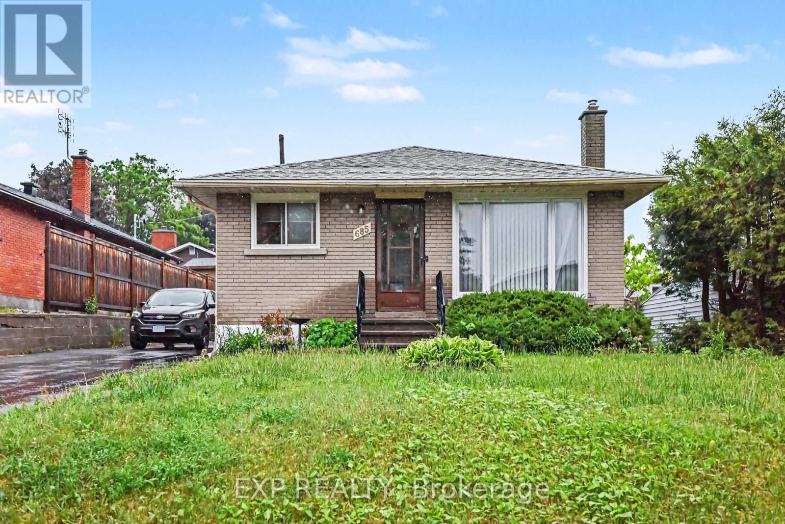 685 Crystal Street, Ottawa, Ontario  K1K 2G1 - Photo 2 - X13423838