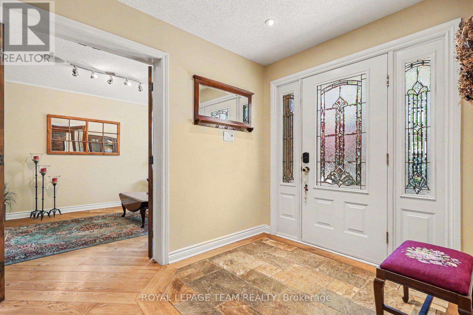 70 Condor Drive, Ottawa, Ontario  K1V 9C2 - Photo 4 - X13426904