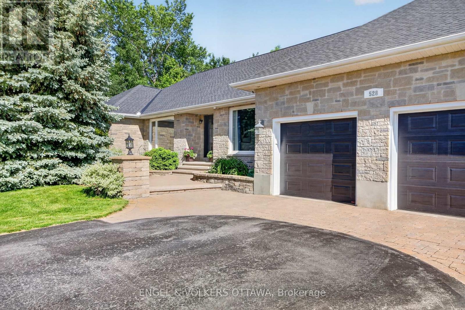 528 Tullamore Street, Ottawa, Ontario  K1X 0A2 - Photo 1 - X13428304