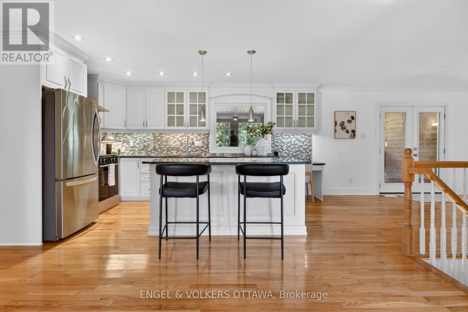 528 Tullamore Street, Ottawa, Ontario  K1X 0A2 - Photo 4 - X13428304