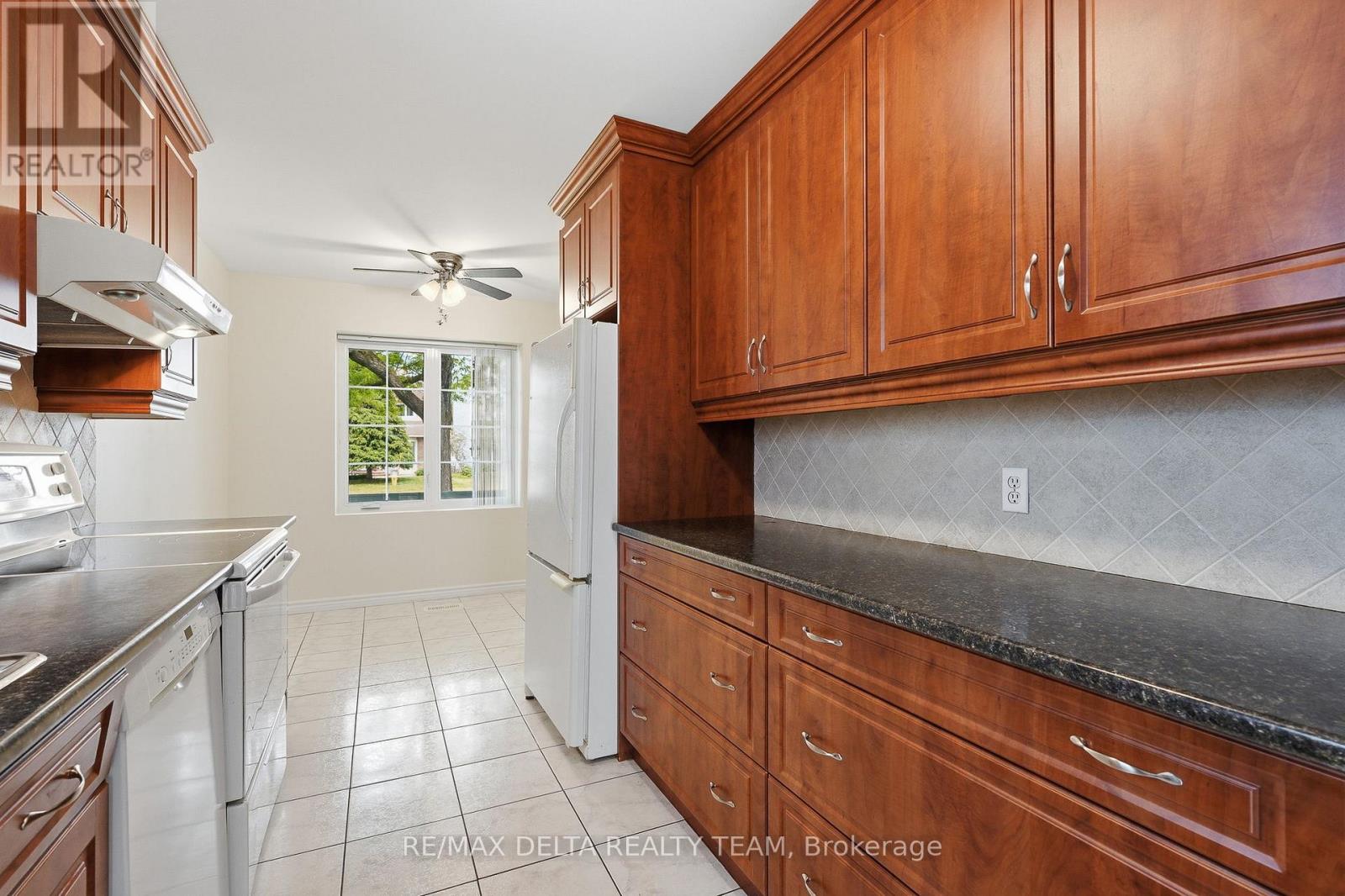 310 Mceachern Crescent, Ottawa, Ontario  K1E 3K2 - Photo 9 - X13431574