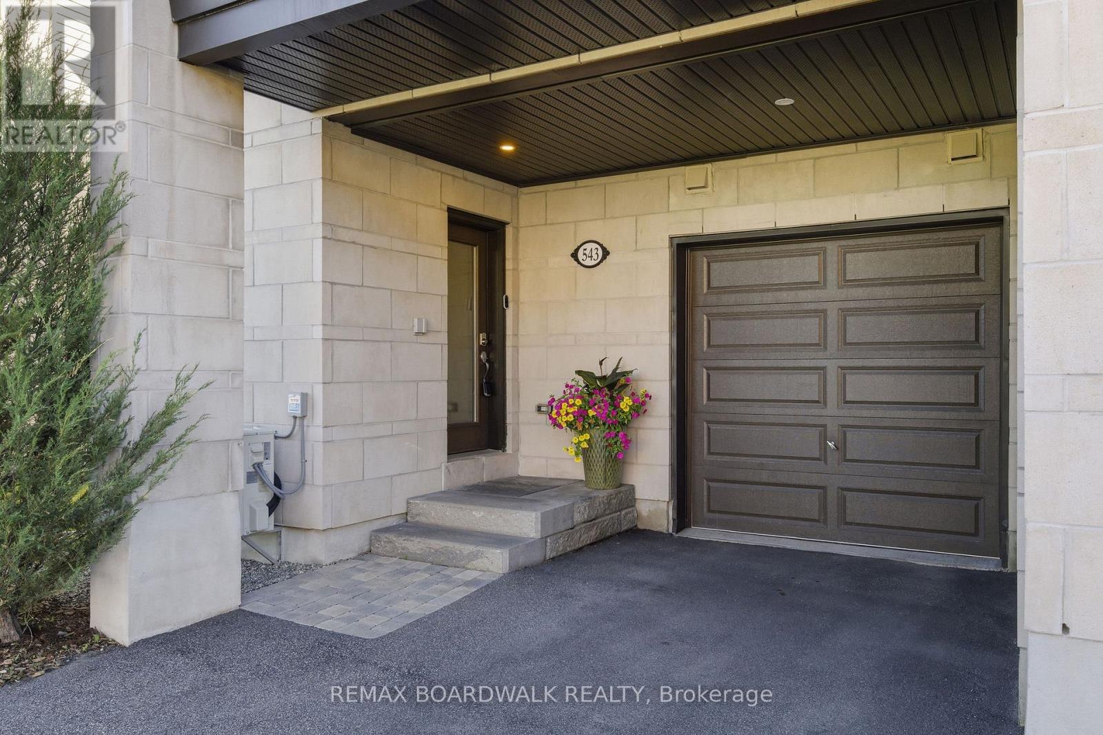 543 Labrador Crescent, Ottawa, Ontario  K1T 0R4 - Photo 3 - X13431912