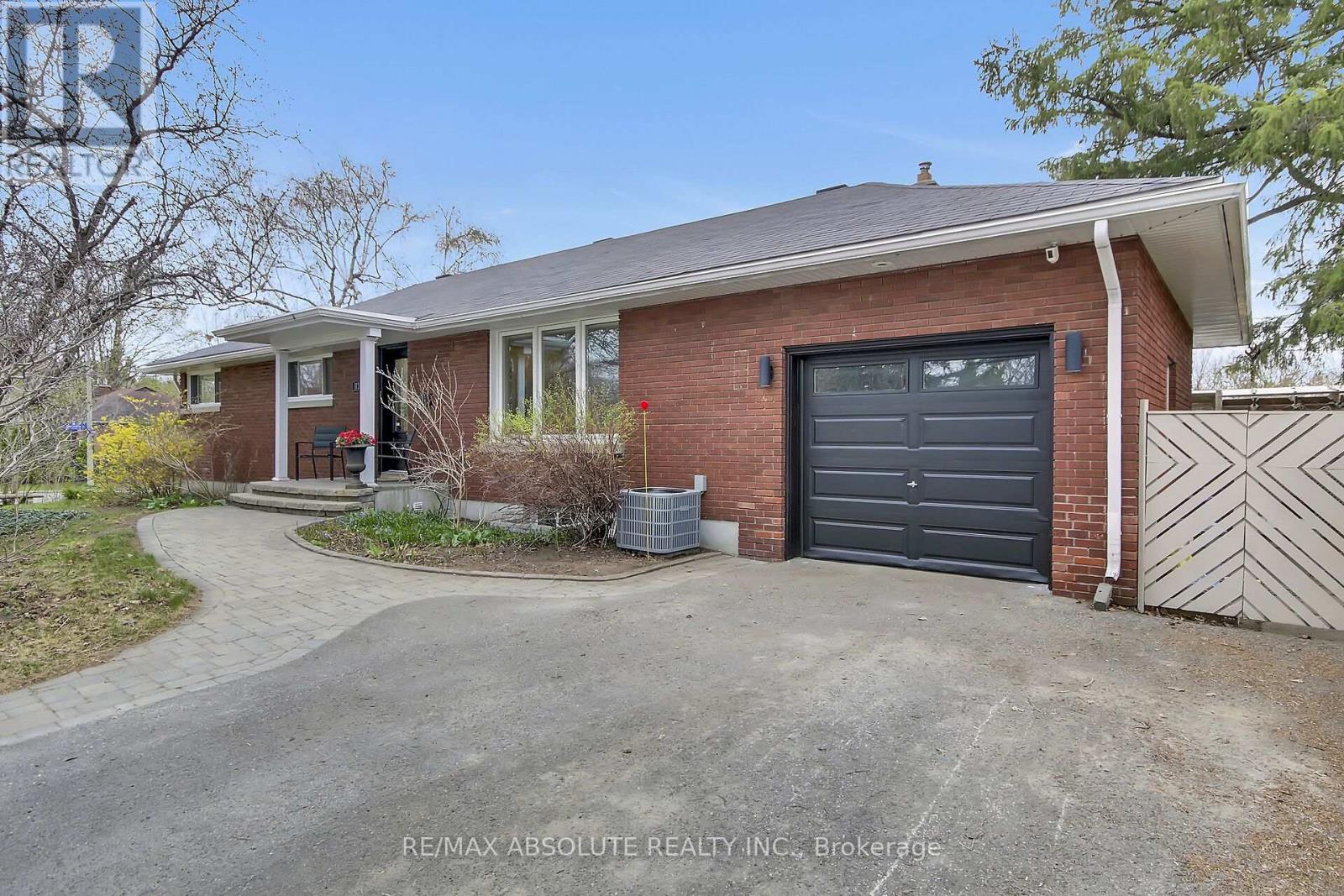 731 Dovercourt Avenue, Ottawa, Ontario  K2A 0W9 - Photo 2 - X13432390