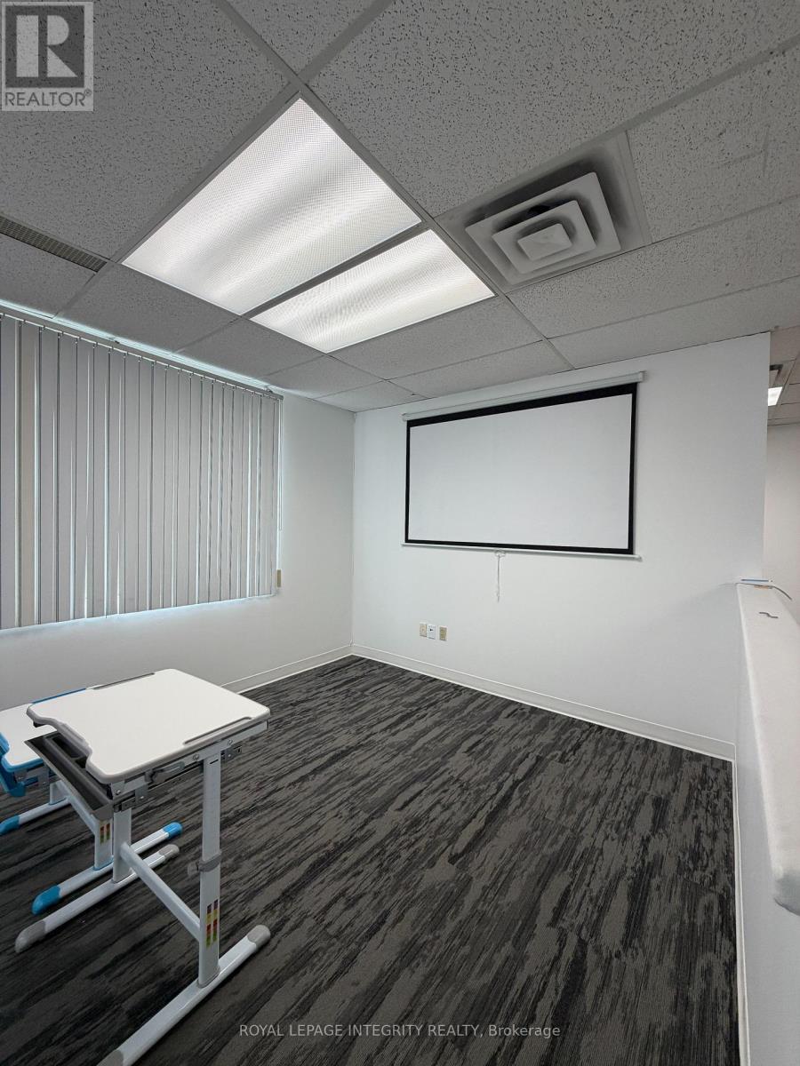 204 - 43 Roydon Place, Ottawa, Ontario  K2E 1A3 - Photo 13 - X13433862