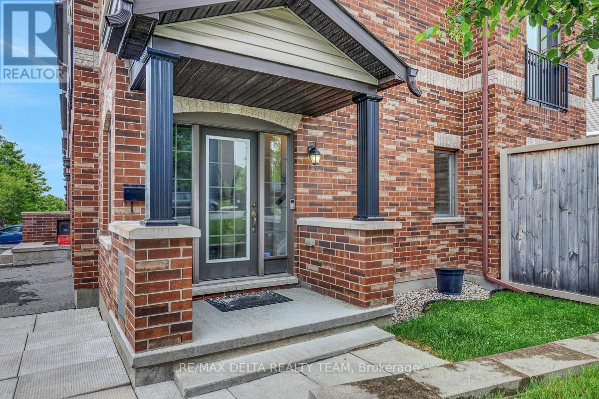 275 Eric Czapnik Way, Ottawa, Ontario  K1E 0B4 - Photo 3 - X13434568