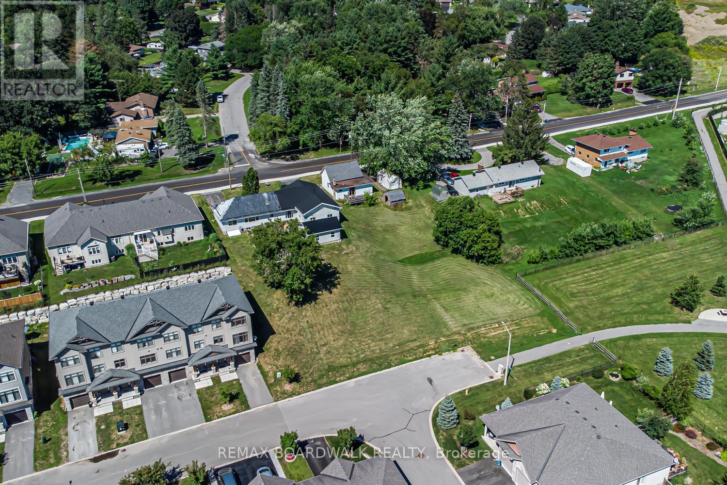 303-307 Donald B Munro Drive, Ottawa, Ontario  K0A 1L0 - Photo 2 - X13436066