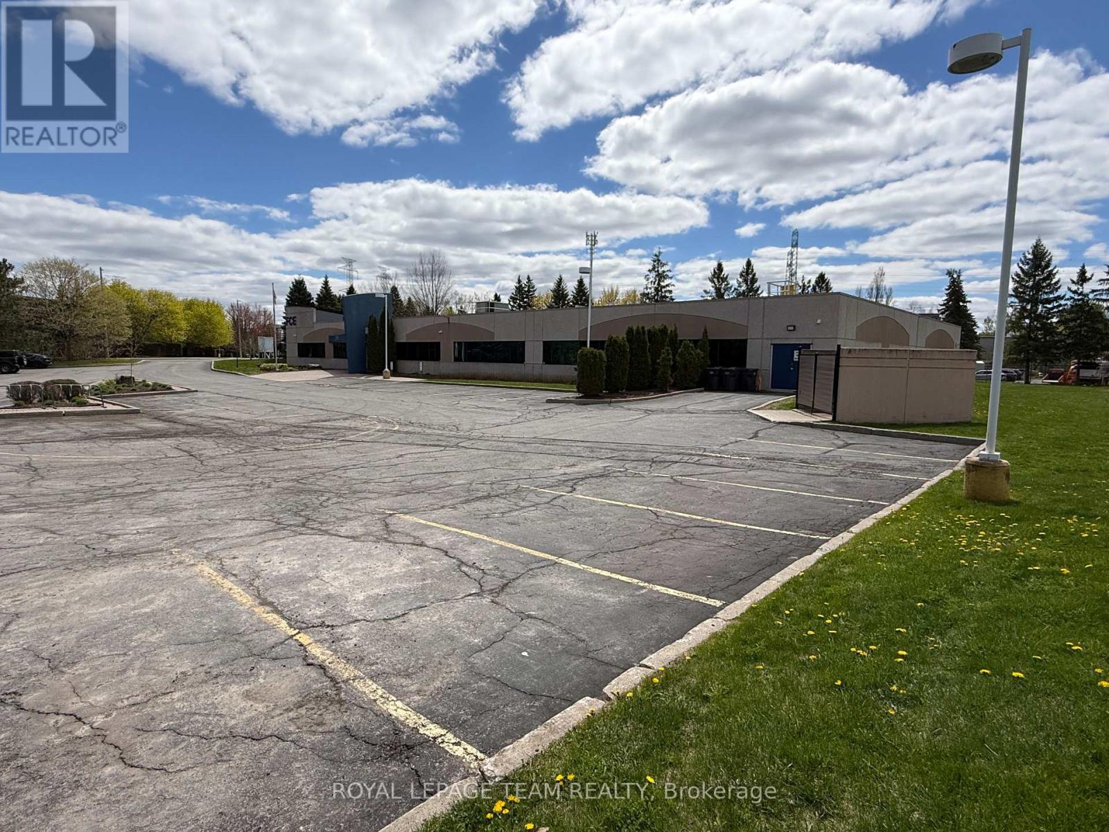 2490 Don Reid Drive, Ottawa, Ontario  K1H 1E1 - Photo 4 - X13437180