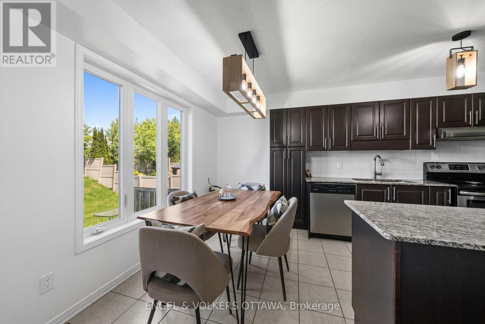 212 Macoun Circle, Ottawa, Ontario  K1T 0H9 - Photo 11 - X13437934