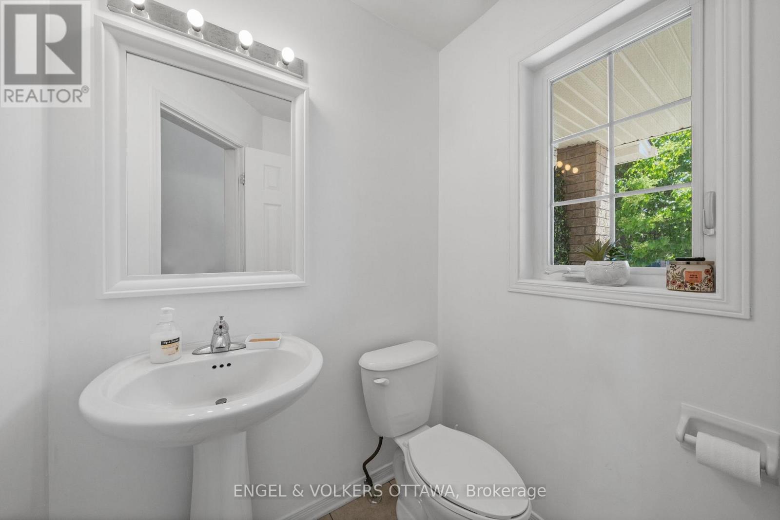 212 Macoun Circle, Ottawa, Ontario  K1T 0H9 - Photo 3 - X13437934