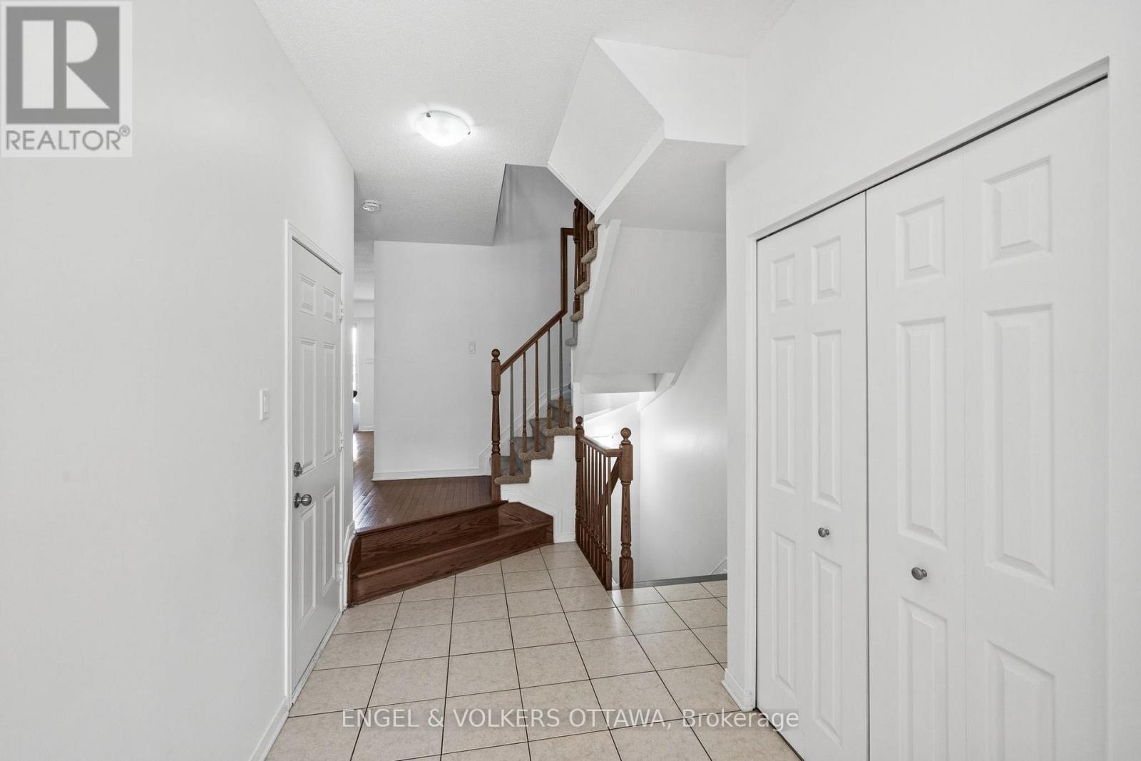 212 Macoun Circle, Ottawa, Ontario  K1T 0H9 - Photo 4 - X13437934