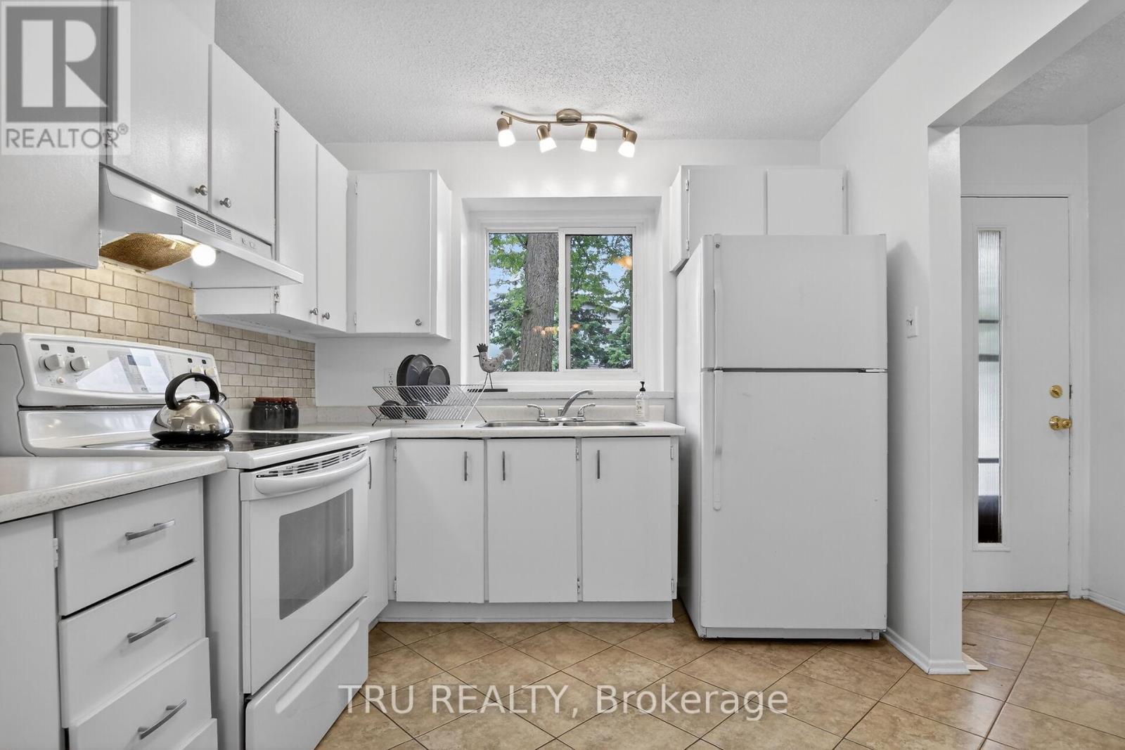 16-164 Barrow Crescent, Ottawa, Ontario  K2L 2J1 - Photo 4 - X13438182