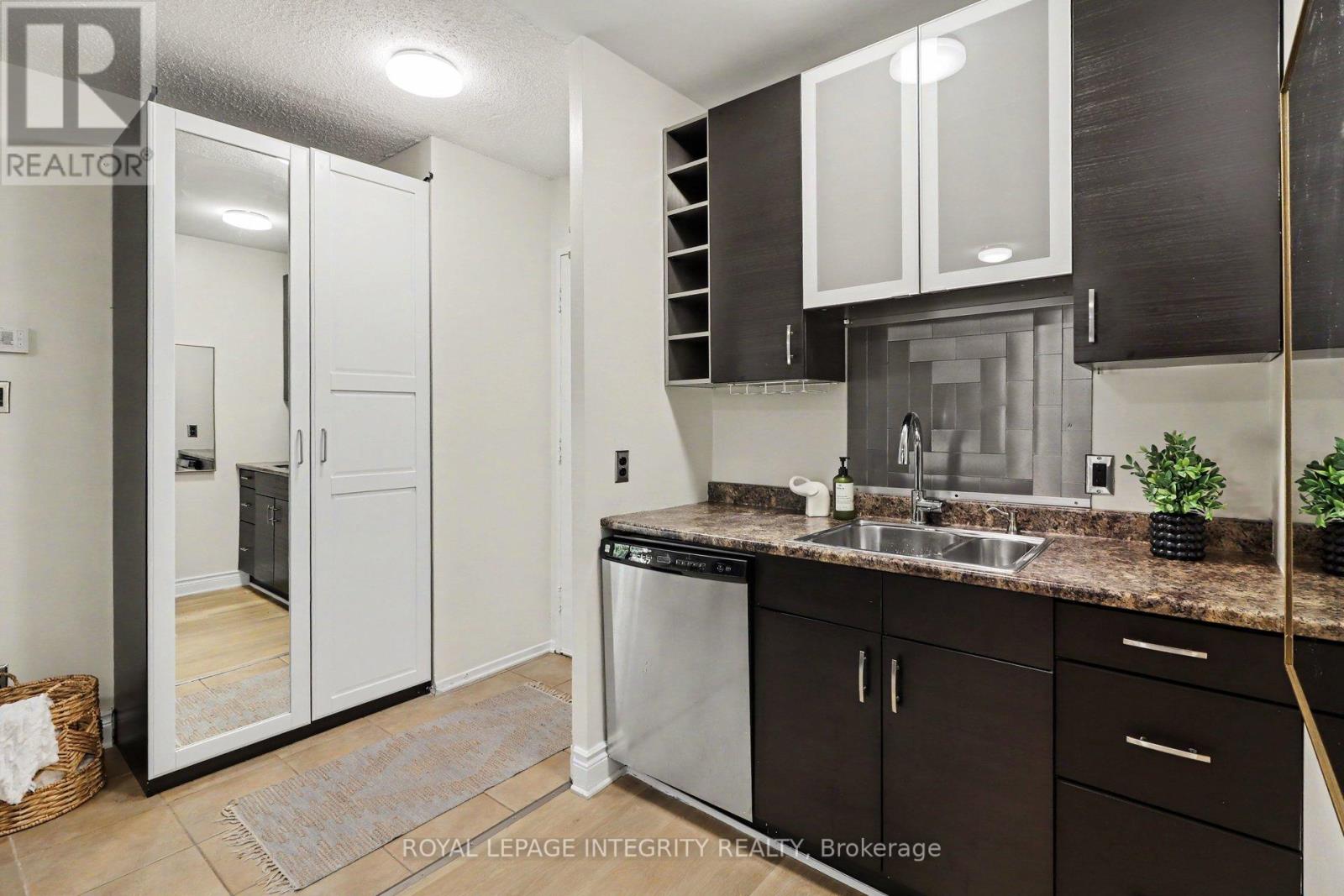 102 - 200 Bay Street S, Ottawa, Ontario  K1R 7W8 - Photo 11 - X13438612