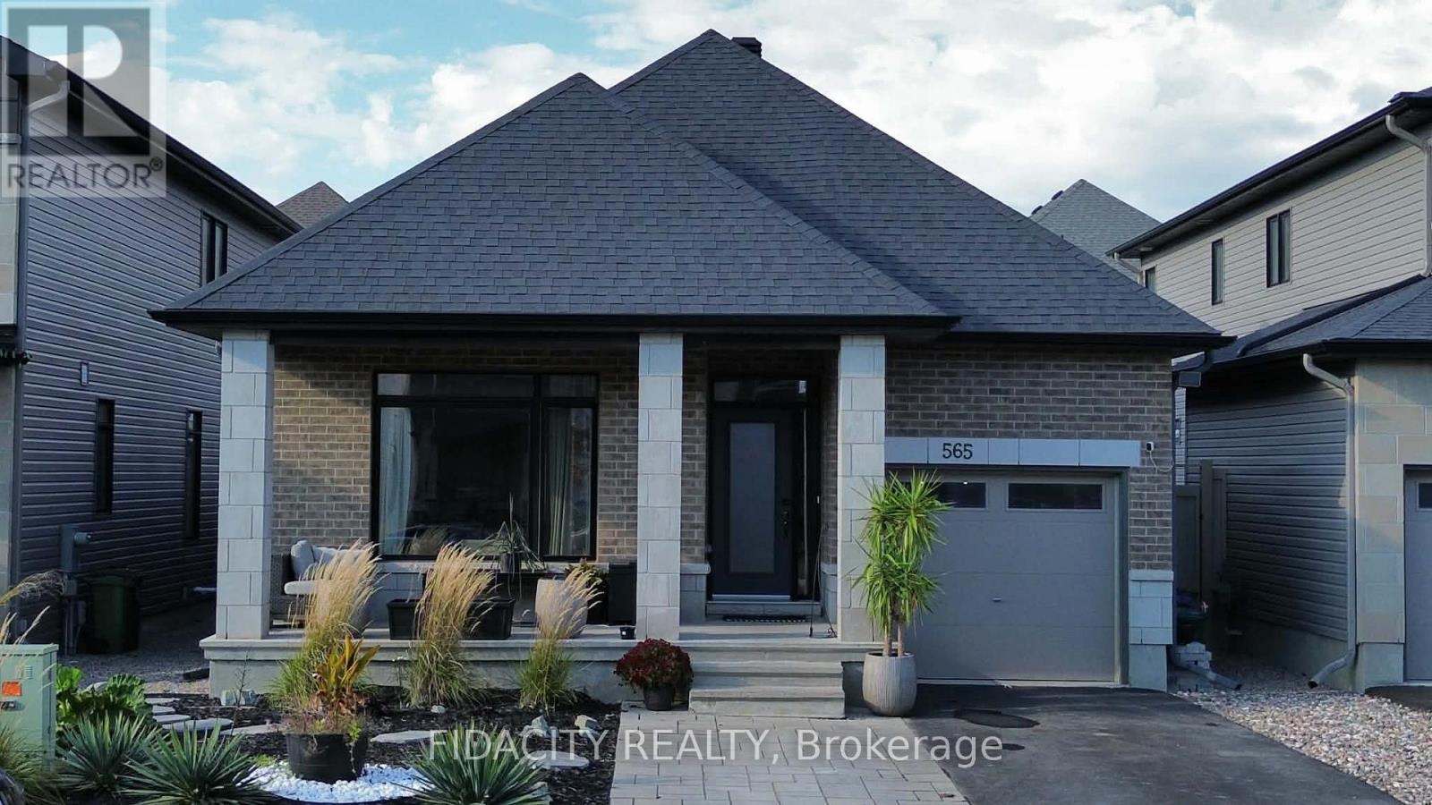 565 Bobolink Ridge, Ottawa, Ontario  K2S 2P4 - Photo 2 - X13438714